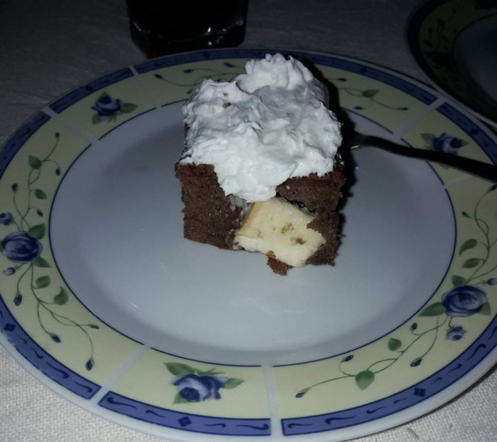 Kakao kolač s prelivom i belom čokoladom