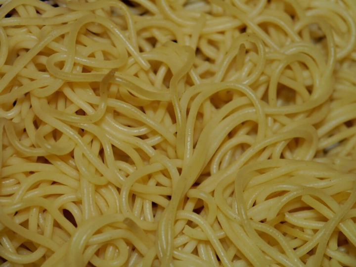 Špagete – najpoznatije testenine; dugačke niti testa različitih debljina.