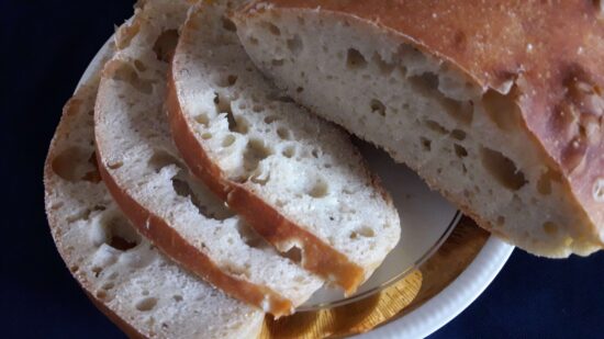 Domaći hleb s „rupama”