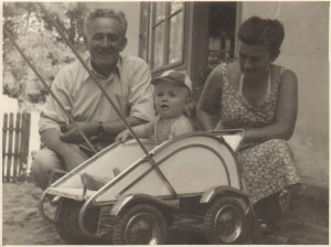 Stevan Ristić sa roditeljima 1953