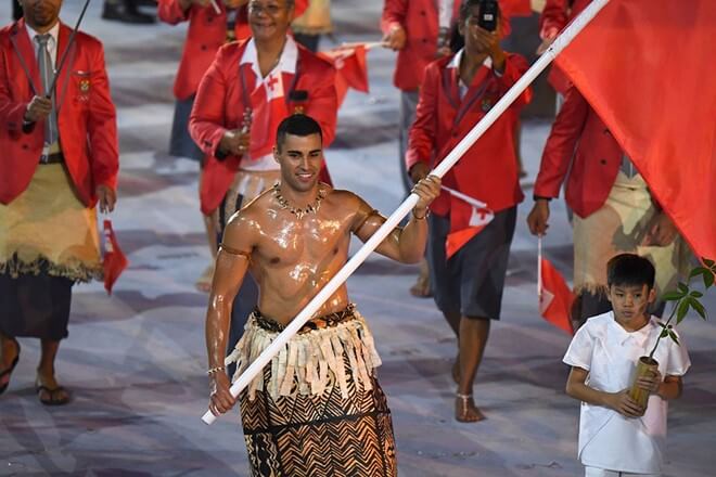 Nikolas Taufatofua nosi zastavu na otvaranju Olimpijskih igara u Rio de Žaneiru