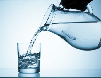 Pijemo vodu s plastikom